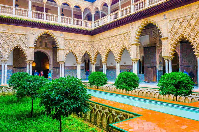 Stroll around the courtyards Royal Alcázar of Seville